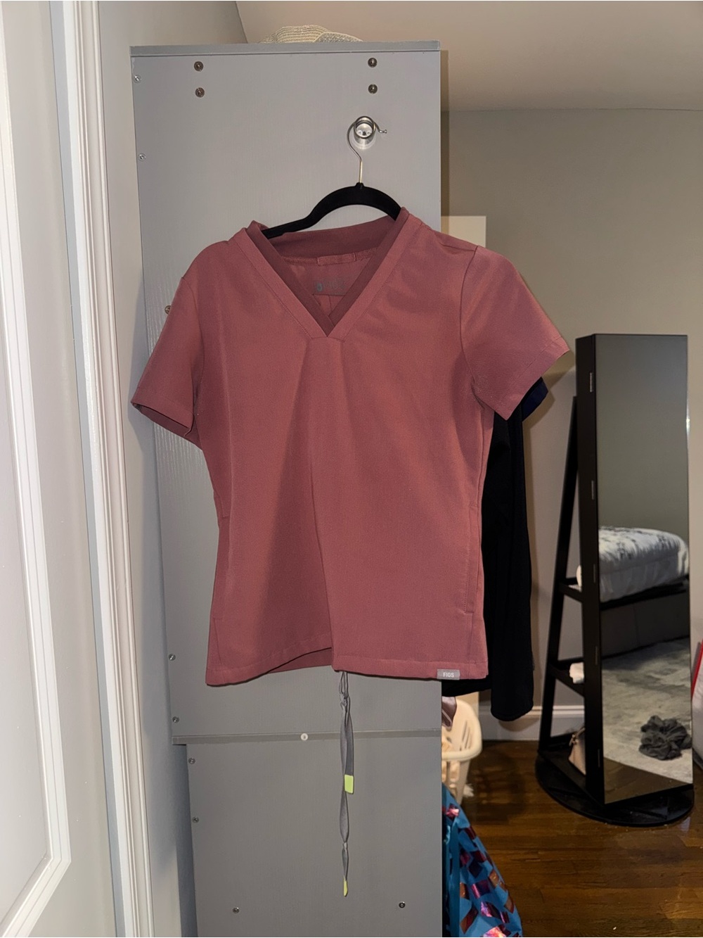 FIGS women's short sleeve V-neck scrub set